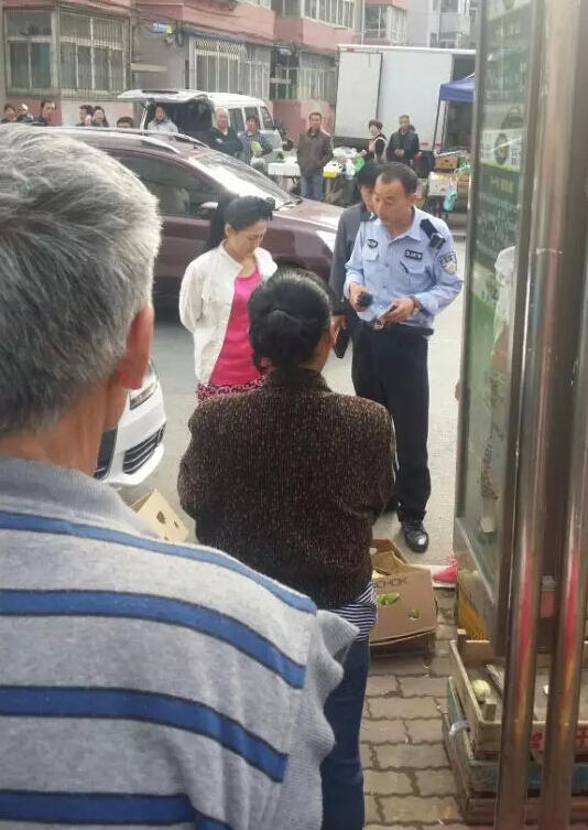 女子叫人开奥迪撞水果摊 狂言一会儿让你跪下