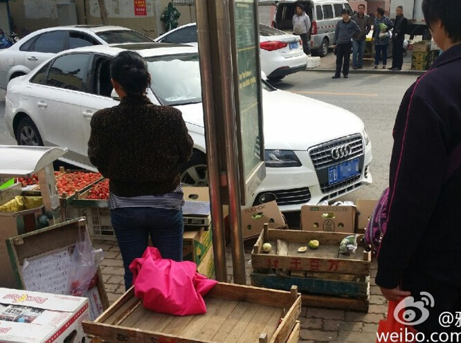 大连女子开奥迪撞水果摊 嫌水果摊挡路让人开