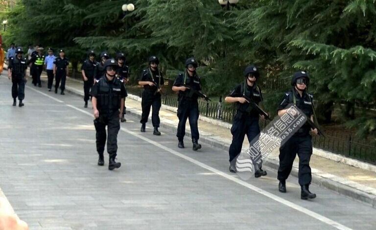 甘肃恭迎佛祖舍利祈福法会空 前盛况！特警持枪开道【图】