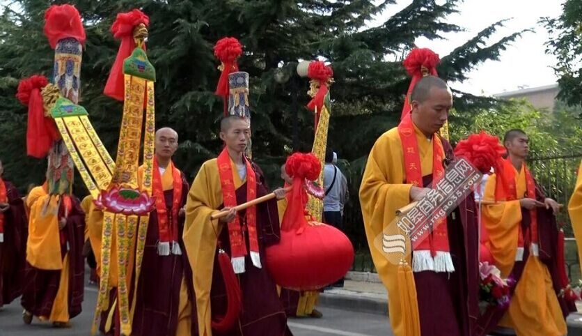 甘肃恭迎佛祖舍利祈福法会空 前盛况！特警持枪开道【图】