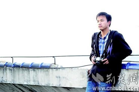 书霸！一男子每年看书700本 名校推荐“寒假书单”受追捧