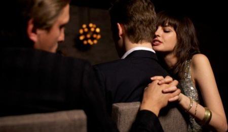 防妻网恋装定位 信号突然消失发现老婆住男网友家慌忙报警 