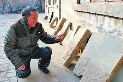 村民挖11块墓碑留家中 希望勇士亲属认领建议部门建立陵园