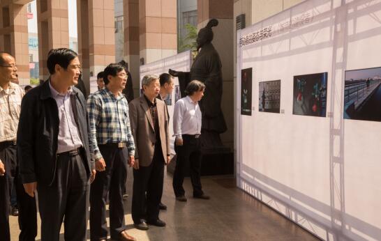 “劳动者的姿态与荣光”主题摄影展在泉城广场举行