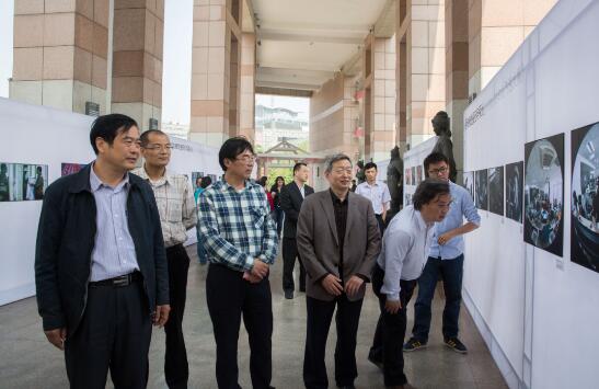 “劳动者的姿态与荣光”主题摄影展在泉城广场举行