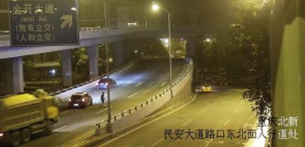 开车吵架下车被撞 重庆男子跳车瞬间被撞倒在地