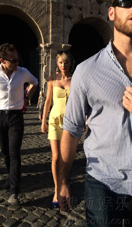 又发糖！霉霉抖森罗马度假大方对镜头微笑