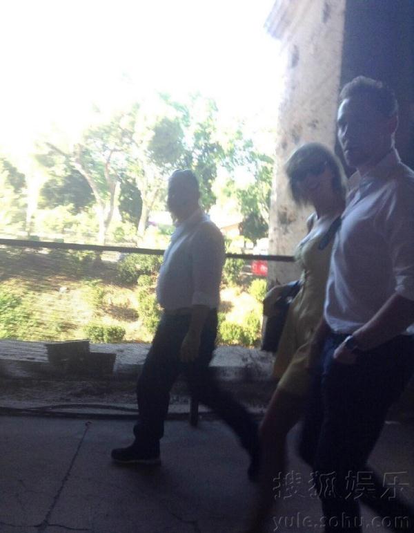 又发糖！霉霉抖森罗马度假大方对镜头微笑