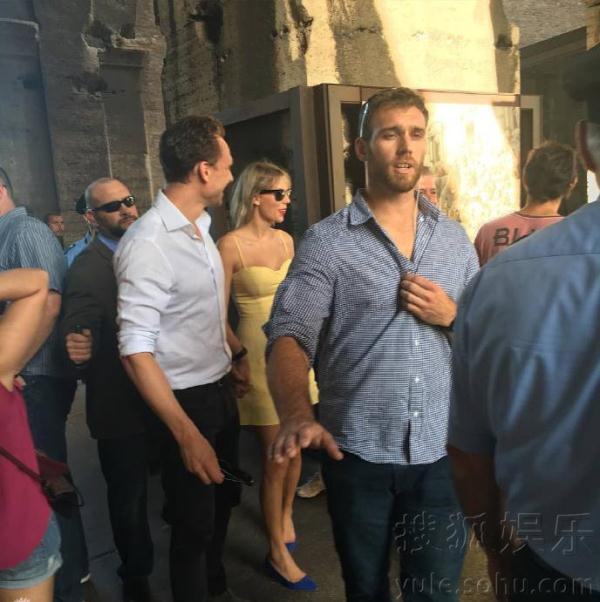 又发糖！霉霉抖森罗马度假大方对镜头微笑