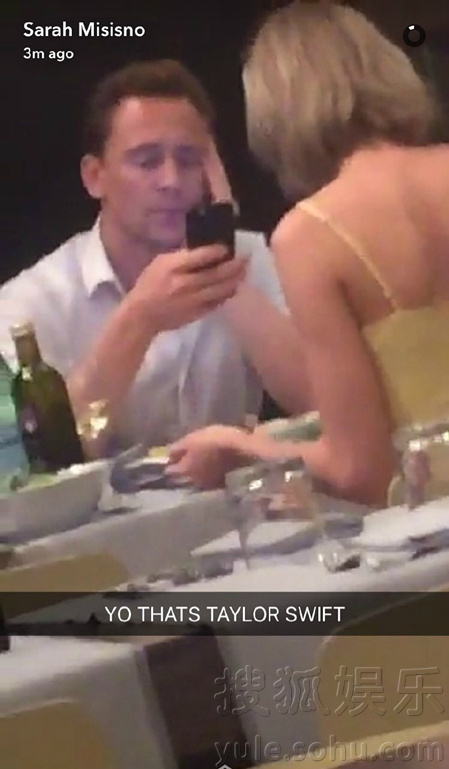 又发糖！霉霉抖森罗马度假大方对镜头微笑