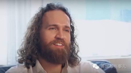 最后的最后，这位小哥终于还是娶了自己的手机