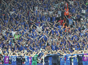 冰岛队球员比赛后与球迷互相致意 令人动容