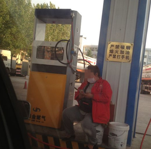 加油站玩手机闪爆 不幸的烧其正面致全身60%