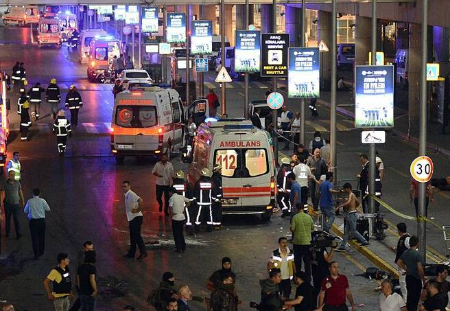 土耳其机场爆炸 警察将袭击者制服在地炸弹被引爆