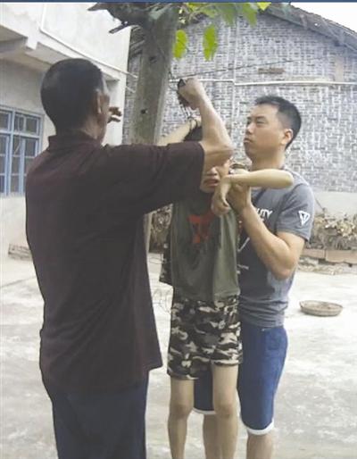 少年偷葡萄被绑在葡萄架下 折磨长达半小时