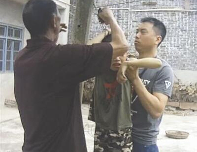 少年偷葡萄被绑 13岁少年遭受长达30分钟捆绑凌辱虐待
