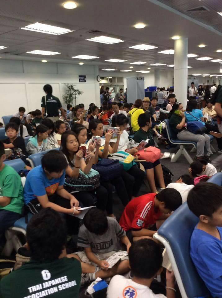学生候机集体看书无一人玩手机 他们是日本学生