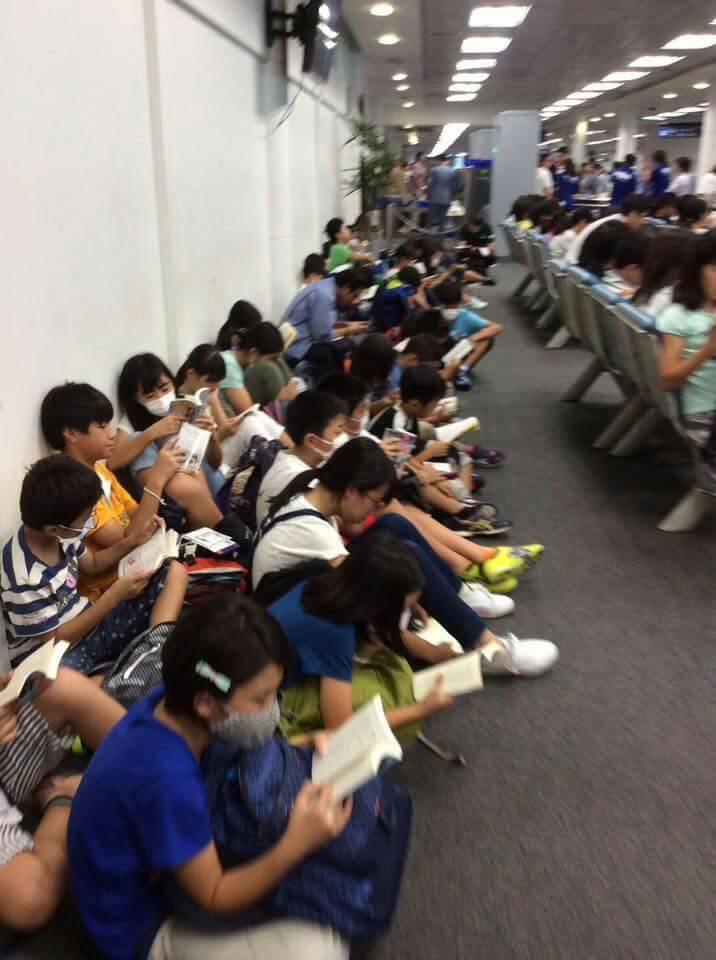 学生候机集体看书无一人玩手机 他们是日本学生