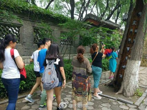 树洞惊现武功秘籍 网友：古装版广播体操【图】