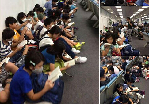 日本学生候机集体看书 电子产品充斥社会集体读书场景十分少见