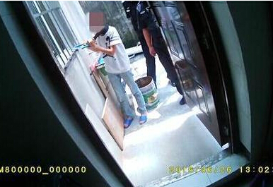 男孩遭父铁链锁脖 像狗一样被锁着大哭嚎叫：我要去孤儿院