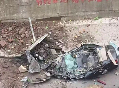 轿车被巨石砸成饼 万州江南新区山上巨石滚落（图）