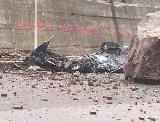 轿车被巨石砸成饼 万州江南新区山上巨石滚落（图）
