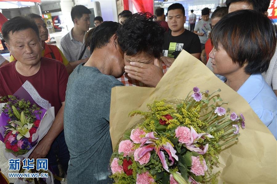 宁夏女子被拐36年终与亲人团聚 相拥而泣