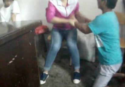 玩手机遭奶奶殴打