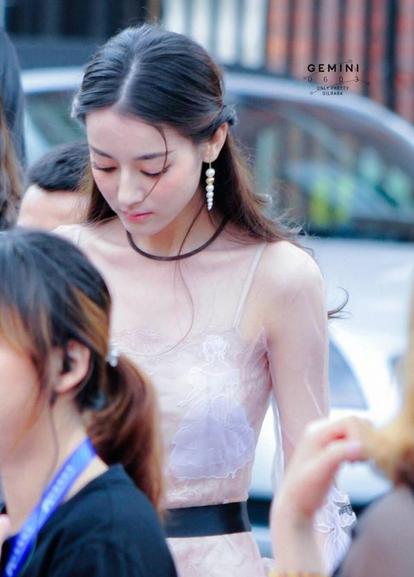 迪丽热巴又去走红毯了