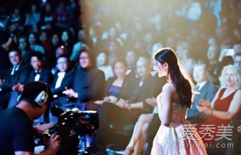 迪丽热巴又去走红毯了