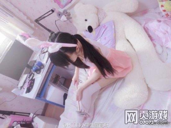 直播尺子量腿 童颜女主播被超管处罚