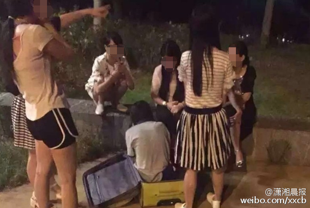 女子被迷晕装箱被路人发现 跳入木鱼湖游了1个多小时后被抓住