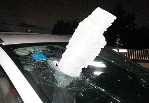 高架桥水泥砸汽车 天降水泥锥径直砸穿副驾驶挡风玻璃