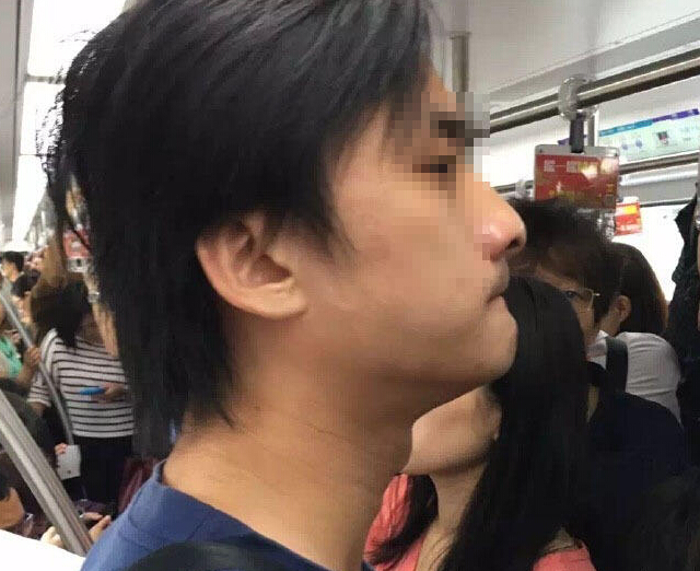  上海地铁又现色狼   上海地铁又现色狼 ,网友拍照
