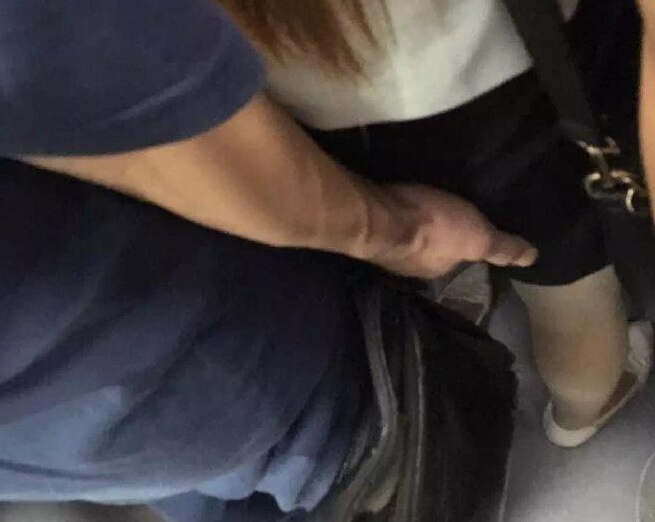 上海地铁又现色狼 网友拍照曝光他的丑陋嘴脸