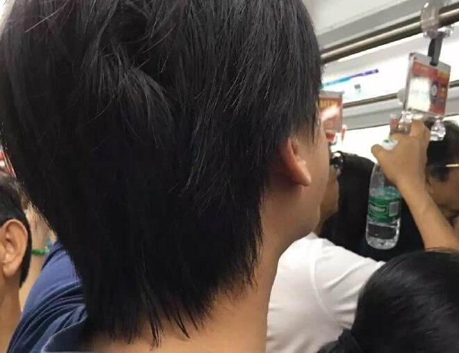 上海地铁又现色狼 网友拍照曝光他的丑陋嘴脸