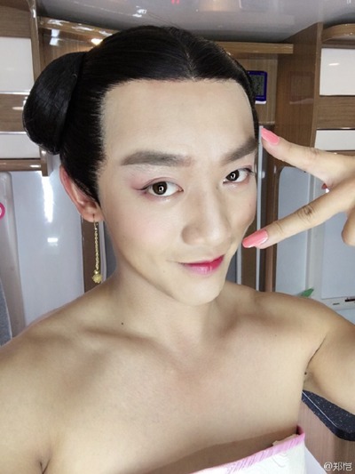 郑恺扮宫女赛天仙 留言：新来的宫女们长得都没我好看