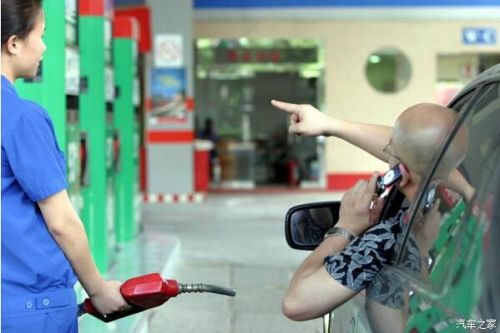 加油站玩手机被烧闪爆被烧焦 全身60%烧伤