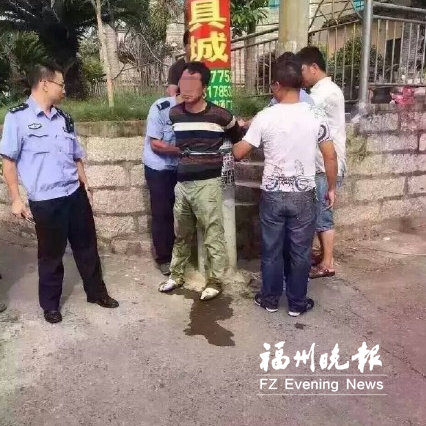 3岁男孩当街被抢 人贩被抓绑电线杆吓尿了