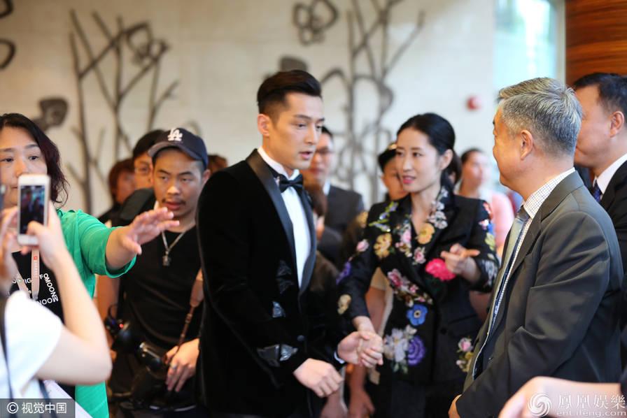 明镜明台再合体 全程紧密牵手感情颇深