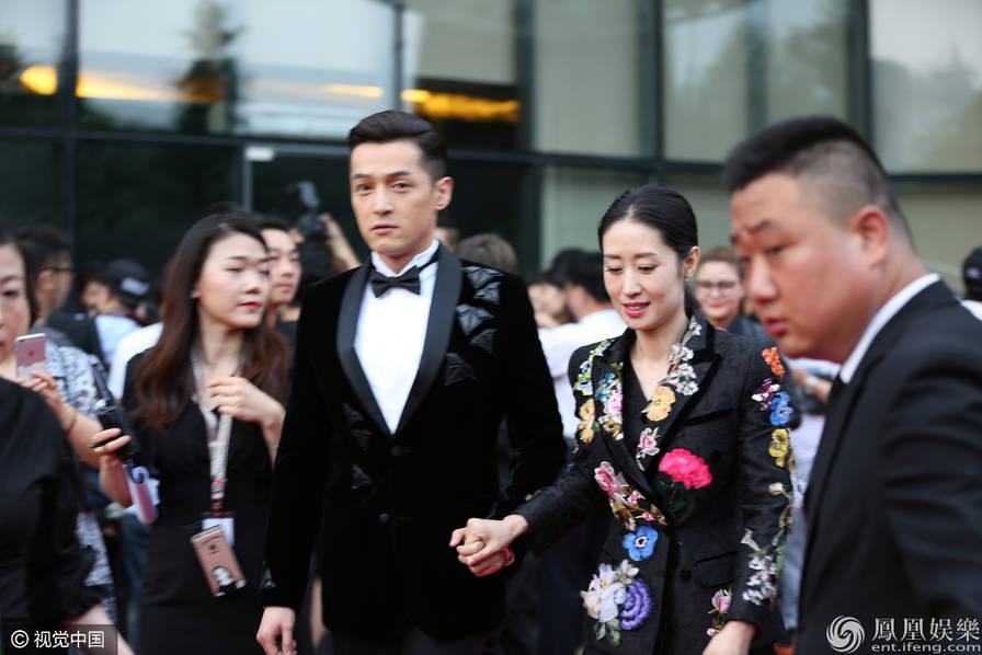 明镜明台再合体 全程紧密牵手感情颇深