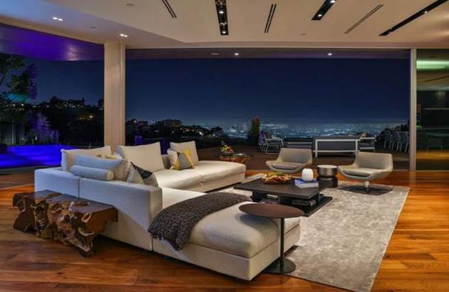 女性夫妇接连暴毙有何猫腻?  涉事豪宅廉价出售无人问津