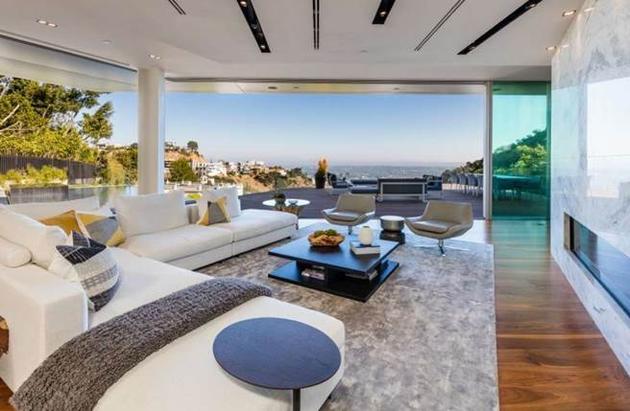 女性夫妇接连暴毙有何猫腻?  涉事豪宅廉价出售无人问津