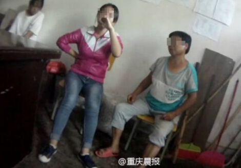 婆婆冲进教室打孙女 怀疑孙女玩手机谈恋爱