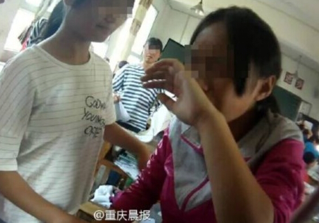 婆婆冲进教室打孙女 怀疑孙女玩手机谈恋爱