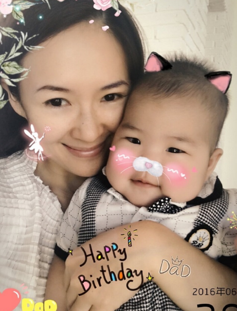章子怡晒抱娃萌照