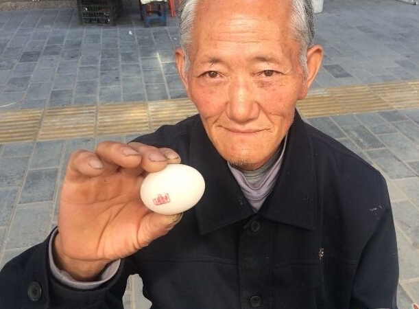 老汉卖盖章鸡蛋做记号 鸡蛋有问题可凭记号换取