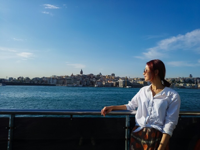 组图：许婧晒旅行美照纹身抢眼  强调一个人