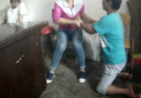 婆婆冲进教室打孙女 婆婆怀疑孙女手机是偷来谈恋爱的